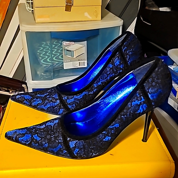 New Designer Shoes, Dangerous, Sz 8, Blue & Black Floral Lace Design, Pointy Toe - Picture 4 of 11